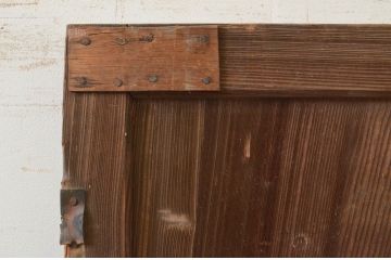 アンティーク建具　杉材　一枚板　時を経た風合いが味わい深い板戸1枚(木製扉)(R-071634)