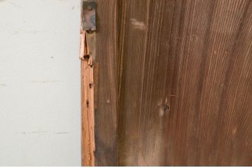 アンティーク建具　杉材　一枚板　時を経た風合いが味わい深い板戸1枚(木製扉)(R-071634)