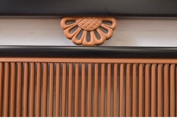 アンティーク建具　高級品!!　上手物!!　黒漆枠　上品な彫刻と繊細な格子が素敵な欄間2枚セット(明かり取り、明り取り)(R-071661)