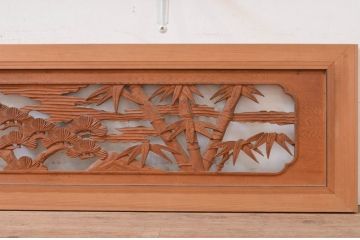 アンティーク建具　躍動感ある松竹梅の彫りが美しい彫刻欄間2枚セット(明り取り、明かり取り)(R-071667)