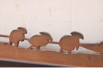アンティーク建具　希少デザイン!!　松の木々や海辺で行き交う人々の様子が風情を感じさせる透かし彫り欄間2枚セット(明り取り、明かり取り)(R-071669)