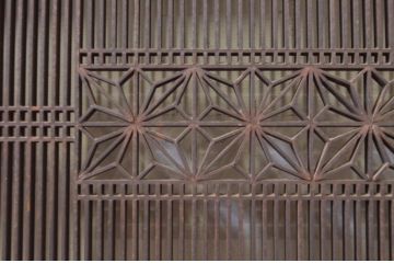 アンティーク建具　品のあるデザインが魅力的な組子入り筬(オサ)欄間2枚セット(明り取り、明かり取り、オサランマ)(R-071682)