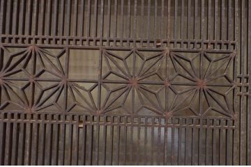 アンティーク建具　品のあるデザインが魅力的な組子入り筬(オサ)欄間2枚セット(明り取り、明かり取り、オサランマ)(R-071682)