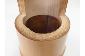 素朴な質感が味わい深い竹一重切花入(家元、花押、銘、茶道具、花瓶、花器、共箱付き)(R-071724)