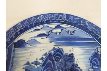 江戸期　古伊万里　染付　1尺5寸　約47cm　繊細に描かれた山水図が上質な和の雰囲気を高める大皿(和皿、和食器、一尺五寸)(R-071726)