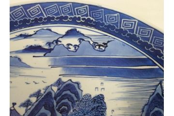 江戸期　古伊万里　染付　1尺5寸　約47cm　繊細に描かれた山水図が上質な和の雰囲気を高める大皿(和皿、和食器、一尺五寸)(R-071726)