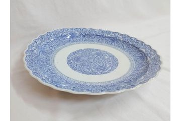 大明成化年製　古伊万里　染付　線描　花唐草　輪花型　1尺4寸　約45cm　細やかな意匠にこだわりを感じる大皿(和皿、和食器、一尺四寸)(R-071727)