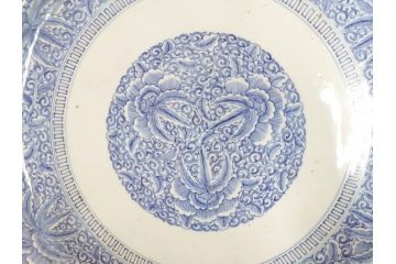 大明成化年製　古伊万里　染付　線描　花唐草　輪花型　1尺4寸　約45cm　細やかな意匠にこだわりを感じる大皿(和皿、和食器、一尺四寸)(R-071727)