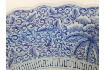 大明成化年製　古伊万里　染付　線描　花唐草　輪花型　1尺4寸　約45cm　細やかな意匠にこだわりを感じる大皿(和皿、和食器、一尺四寸)(R-071727)