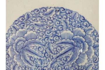 大明成化年製　古伊万里　染付　線描　花唐草　輪花型　1尺4寸　約45cm　細やかな意匠にこだわりを感じる大皿(和皿、和食器、一尺四寸)(R-071727)