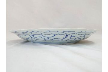 大明成化年製　古伊万里　染付　線描　花唐草　輪花型　1尺4寸　約45cm　細やかな意匠にこだわりを感じる大皿(和皿、和食器、一尺四寸)(R-071727)