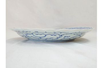 大明成化年製　古伊万里　染付　線描　花唐草　輪花型　1尺4寸　約45cm　細やかな意匠にこだわりを感じる大皿(和皿、和食器、一尺四寸)(R-071727)