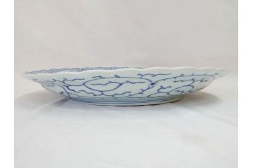 大明成化年製　古伊万里　染付　線描　花唐草　輪花型　1尺4寸　約45cm　細やかな意匠にこだわりを感じる大皿(和皿、和食器、一尺四寸)(R-071727)