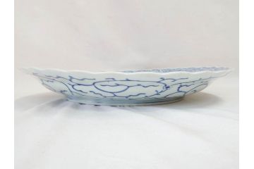 大明成化年製　古伊万里　染付　線描　花唐草　輪花型　1尺4寸　約45cm　細やかな意匠にこだわりを感じる大皿(和皿、和食器、一尺四寸)(R-071727)
