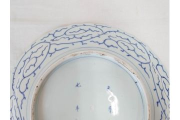 大明成化年製　古伊万里　染付　線描　花唐草　輪花型　1尺4寸　約45cm　細やかな意匠にこだわりを感じる大皿(和皿、和食器、一尺四寸)(R-071727)