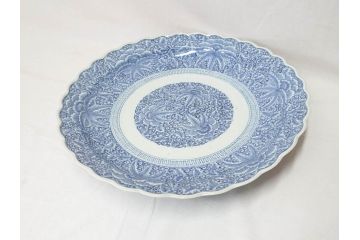大明成化年製　古伊万里　染付　線描　花唐草　輪花型　1尺4寸　約45cm　細やかな意匠にこだわりを感じる大皿(和皿、和食器、一尺四寸)(R-071728)