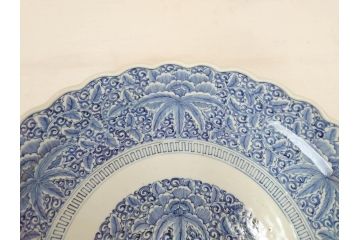 大明成化年製　古伊万里　染付　線描　花唐草　輪花型　1尺4寸　約45cm　細やかな意匠にこだわりを感じる大皿(和皿、和食器、一尺四寸)(R-071728)
