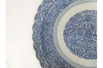 大明成化年製　古伊万里　染付　線描　花唐草　輪花型　1尺4寸　約45cm　細やかな意匠にこだわりを感じる大皿(和皿、和食器、一尺四寸)(R-071728)