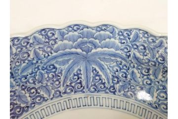 大明成化年製　古伊万里　染付　線描　花唐草　輪花型　1尺4寸　約45cm　細やかな意匠にこだわりを感じる大皿(和皿、和食器、一尺四寸)(R-071728)