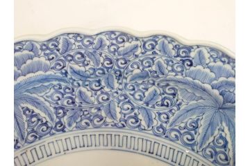 大明成化年製　古伊万里　染付　線描　花唐草　輪花型　1尺4寸　約45cm　細やかな意匠にこだわりを感じる大皿(和皿、和食器、一尺四寸)(R-071728)