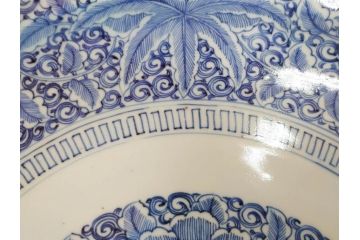 大明成化年製　古伊万里　染付　線描　花唐草　輪花型　1尺4寸　約45cm　細やかな意匠にこだわりを感じる大皿(和皿、和食器、一尺四寸)(R-071728)