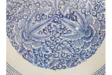 大明成化年製　古伊万里　染付　線描　花唐草　輪花型　1尺4寸　約45cm　細やかな意匠にこだわりを感じる大皿(和皿、和食器、一尺四寸)(R-071728)