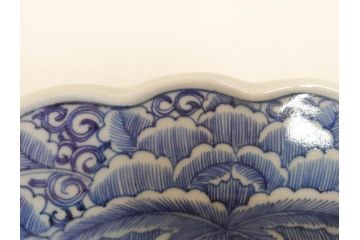 大明成化年製　古伊万里　染付　線描　花唐草　輪花型　1尺4寸　約45cm　細やかな意匠にこだわりを感じる大皿(和皿、和食器、一尺四寸)(R-071728)