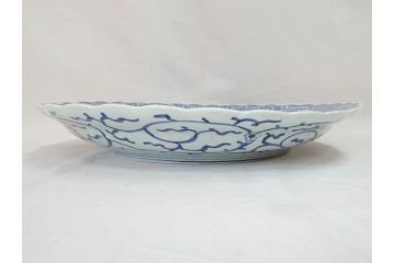 大明成化年製　古伊万里　染付　線描　花唐草　輪花型　1尺4寸　約45cm　細やかな意匠にこだわりを感じる大皿(和皿、和食器、一尺四寸)(R-071728)