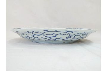 大明成化年製　古伊万里　染付　線描　花唐草　輪花型　1尺4寸　約45cm　細やかな意匠にこだわりを感じる大皿(和皿、和食器、一尺四寸)(R-071728)