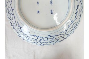 大明成化年製　古伊万里　染付　線描　花唐草　輪花型　1尺4寸　約45cm　細やかな意匠にこだわりを感じる大皿(和皿、和食器、一尺四寸)(R-071728)