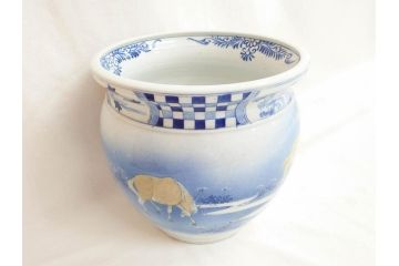 明治期　伊万里　染付　馬　川　紅葉　鶴　大胆に描かれた珍しい図柄が目を惹く手洗鉢(鉢カバー、プランターカバー、睡蓮鉢、メダカ、めだか、金魚鉢、もみじ、モミジ)(R-071739)