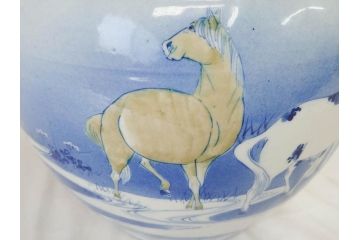 明治期　伊万里　染付　馬　川　紅葉　鶴　大胆に描かれた珍しい図柄が目を惹く手洗鉢(鉢カバー、プランターカバー、睡蓮鉢、メダカ、めだか、金魚鉢、もみじ、モミジ)(R-071739)