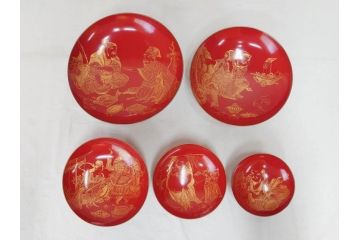 江戸期　輪島塗　本朱　五ツ組　七福神　沈金で描かれた縁起の良い絵柄が美しい大盃&盃台付き(朱塗り、木製漆器、杯、酒器、和食器、共箱付き)(R-071744)