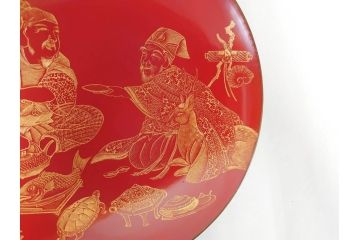 江戸期　輪島塗　本朱　五ツ組　七福神　沈金で描かれた縁起の良い絵柄が美しい大盃&盃台付き(朱塗り、木製漆器、杯、酒器、和食器、共箱付き)(R-071744)