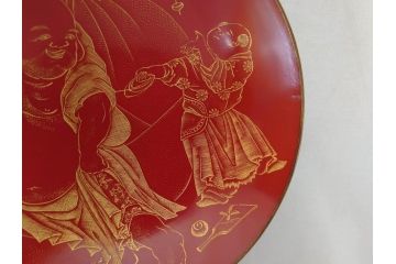 江戸期　輪島塗　本朱　五ツ組　七福神　沈金で描かれた縁起の良い絵柄が美しい大盃&盃台付き(朱塗り、木製漆器、杯、酒器、和食器、共箱付き)(R-071744)