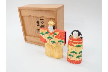 春日有職　奈良人形師　五代　瀬谷桃源　一刀彫　力強い彫りと華やかな色彩が美しい立雛(ひな、ヒナ、木彫、彫刻、木製、置物、共箱付き)(R-071747)