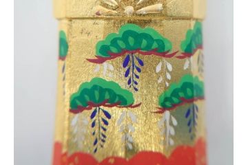 春日有職　奈良人形師　五代　瀬谷桃源　一刀彫　力強い彫りと華やかな色彩が美しい立雛(ひな、ヒナ、木彫、彫刻、木製、置物、共箱付き)(R-071747)