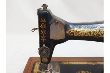 アンティーク　戦前　SINGER(シンガー)　手回し　置くだけでもお洒落なレトロ感溢れるミシン(裁縫機械、ケース付き)(R-071748)