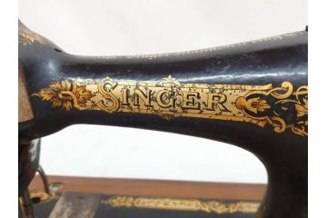 アンティーク　戦前　SINGER(シンガー)　手回し　置くだけでもお洒落なレトロ感溢れるミシン(裁縫機械、ケース付き)(R-071748)