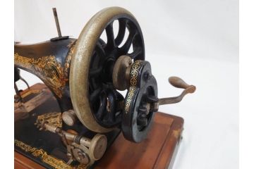 アンティーク　戦前　SINGER(シンガー)　手回し　置くだけでもお洒落なレトロ感溢れるミシン(裁縫機械、ケース付き)(R-071748)
