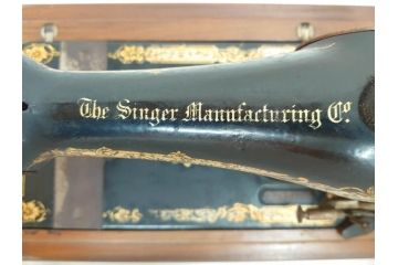 アンティーク　戦前　SINGER(シンガー)　手回し　置くだけでもお洒落なレトロ感溢れるミシン(裁縫機械、ケース付き)(R-071748)