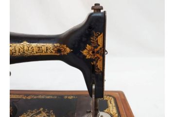アンティーク　戦前　SINGER(シンガー)　手回し　置くだけでもお洒落なレトロ感溢れるミシン(裁縫機械、ケース付き)(R-071748)