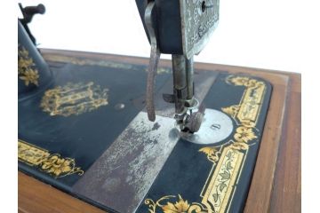 アンティーク　戦前　SINGER(シンガー)　手回し　置くだけでもお洒落なレトロ感溢れるミシン(裁縫機械、ケース付き)(R-071748)