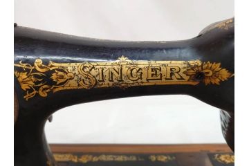 アンティーク　戦前　SINGER(シンガー)　手回し　置くだけでもお洒落なレトロ感溢れるミシン(裁縫機械、ケース付き)(R-071748)