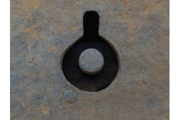 アンティーク雑貨　小槌と巾着の意匠が目を惹く蔵戸の錠前金具(こづち、ディスプレイ雑貨、蔵戸パーツ)(R-071753)
