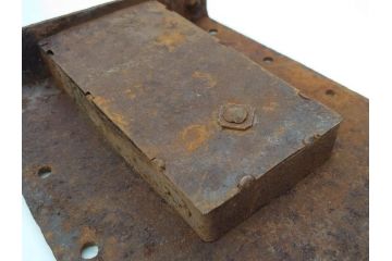 アンティーク雑貨　小槌と巾着の意匠が目を惹く蔵戸の錠前金具(こづち、ディスプレイ雑貨、蔵戸パーツ)(R-071753)