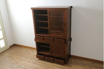 中古　美品　高級品!!　国産職人手造り　タモ材　框組み　上質な和の空間を演出する重厚な二段重ね水屋箪笥(食器棚、キャビネット、重ねタンス、茶箪笥、収納棚、戸棚、店舗什器)(R-071786)