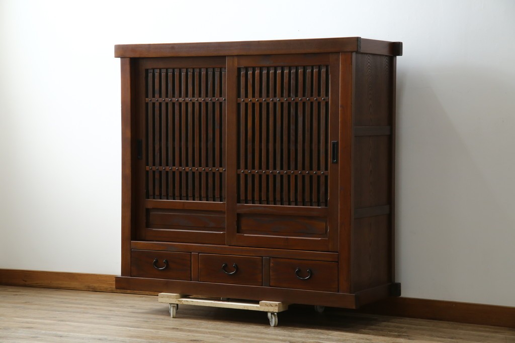 中古　美品　高級品!!　国産職人手造り　タモ材　框組み　上質な和の空間を演出する水屋箪笥サイドボード(食器棚、収納棚、戸棚、茶箪笥、サイドキャビネット、店舗什器)(R-071787)