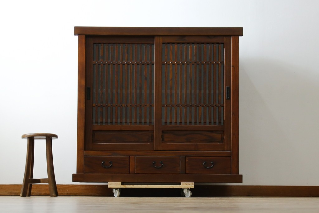 中古　美品　高級品!!　国産職人手造り　タモ材　框組み　上質な和の空間を演出する水屋箪笥サイドボード(食器棚、収納棚、戸棚、茶箪笥、サイドキャビネット、店舗什器)(R-071787)