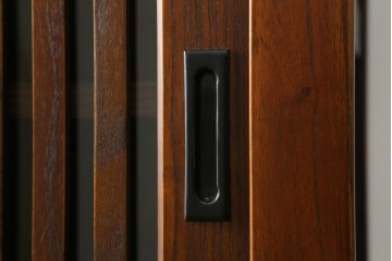 中古　美品　高級品!!　国産職人手造り　タモ材　框組み　上質な和の空間を演出する水屋箪笥サイドボード(食器棚、収納棚、戸棚、茶箪笥、サイドキャビネット、店舗什器)(R-071787)